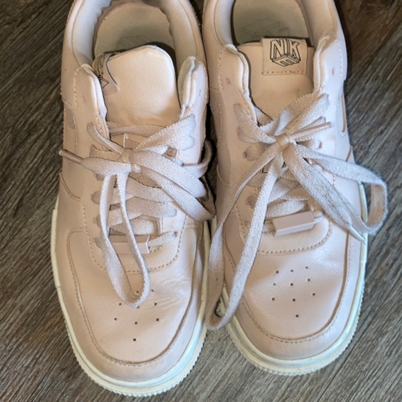 Ladies Nike Air size 7.5  coral / peach color - Picture 2 of 10